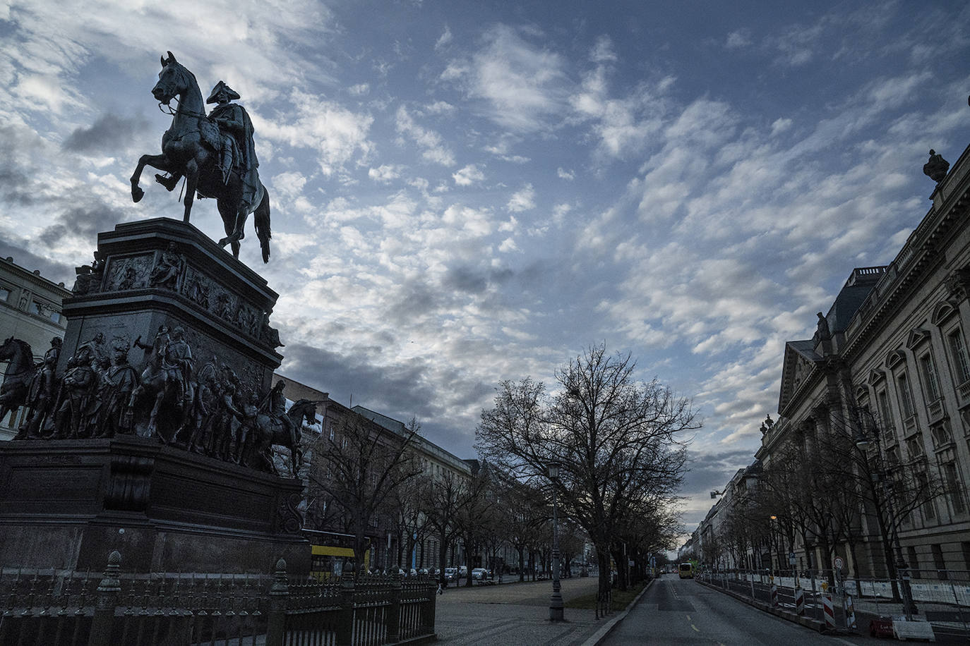 La Avenida Unter den Linden, Bajo los Tilos, la arteria más importante de Berlín. Arranca en la Puerta de Brandemburgo y discurre entre museos, universidades y hoteles hasta la Isla de los Museos. Fue escenario de los multitudinarios desfiles organizados para ensalzar el nazismo.