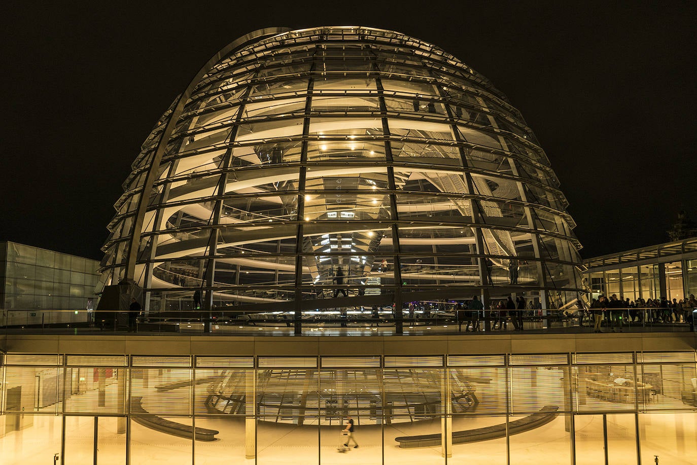 Y de cúpula a cúpula. Esta es obra del arquitecto británico Norman Foster y corona el edificio del Reichastag. Está construida en vidrio, ofrece una panorámica de 360º de la ciudad y se situa justo encima del Bundestag, la cámara de debates del Parlamento alemán.