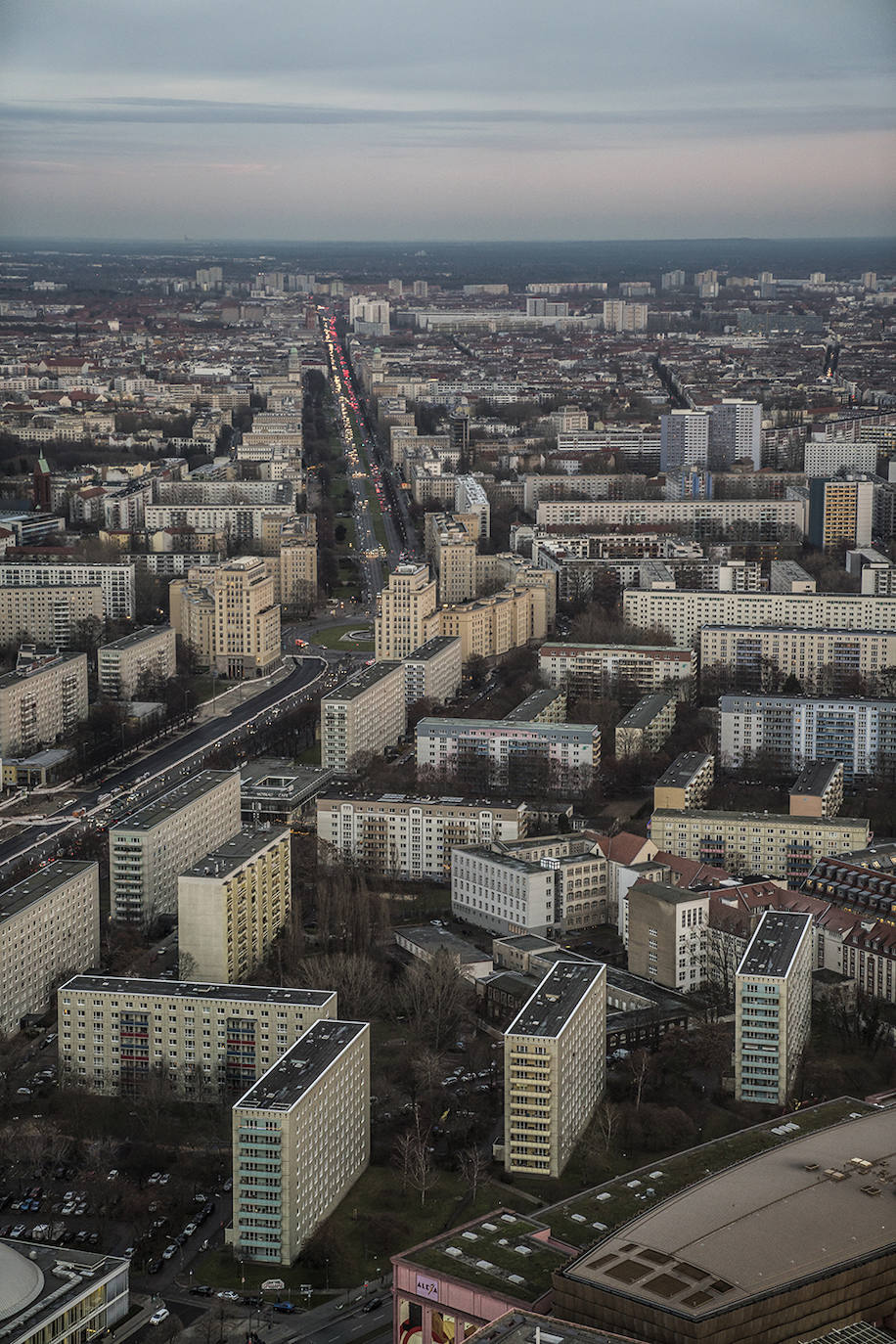 Treinta años después de la caída del muro, el pasado soviético está muy presente en Berlín Este. Grandes bloques de viviendas siguen el patrón de la arquitectura socialista se extienden entre la plaza Strausberger y el río Spree.