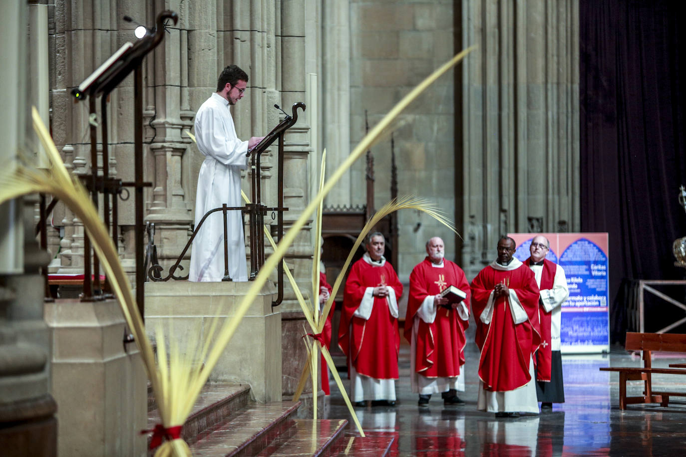 Insólita misa y bendición de los ramos en la catedral nueva, retransmitida 'online'. 