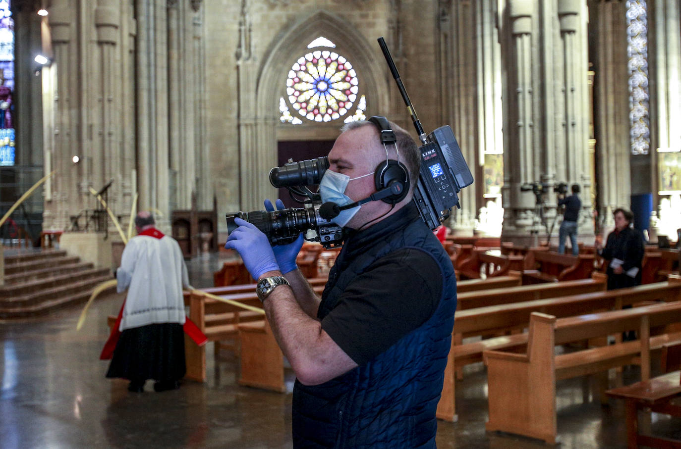 Insólita misa y bendición de los ramos en la catedral nueva, retransmitida 'online'. 