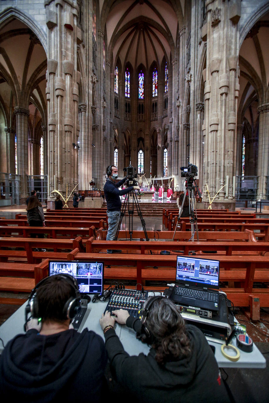 Insólita misa y bendición de los ramos en la catedral nueva, retransmitida 'online'. 