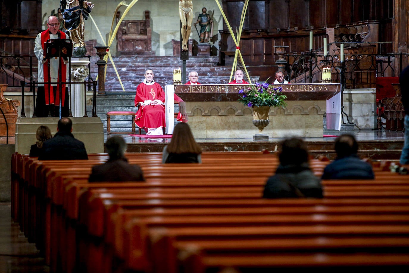 Insólita misa y bendición de los ramos en la catedral nueva, retransmitida 'online'. 