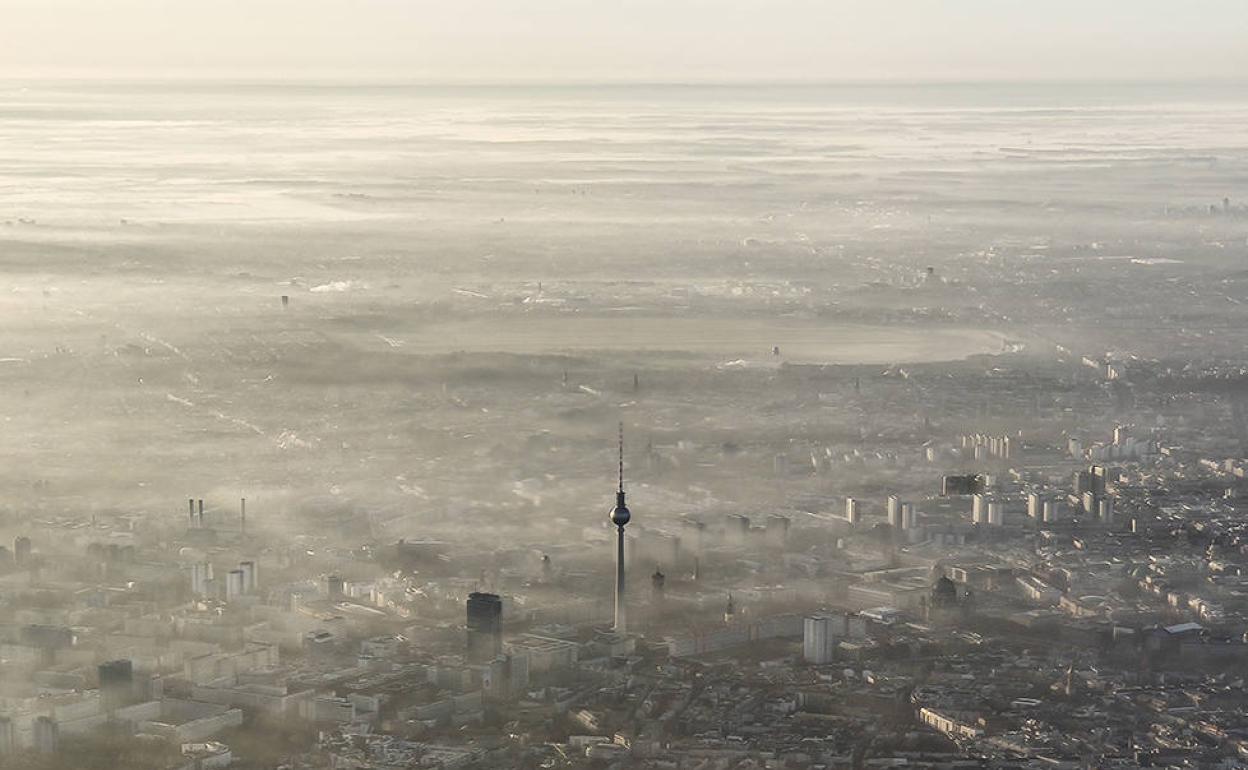 La niebla de la mañana cubre el centro de la capital alemana.