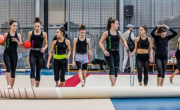 Las gimnastias del Beti Aurrera, habituadas a un espacio amplio, deben entrenar en casa. 