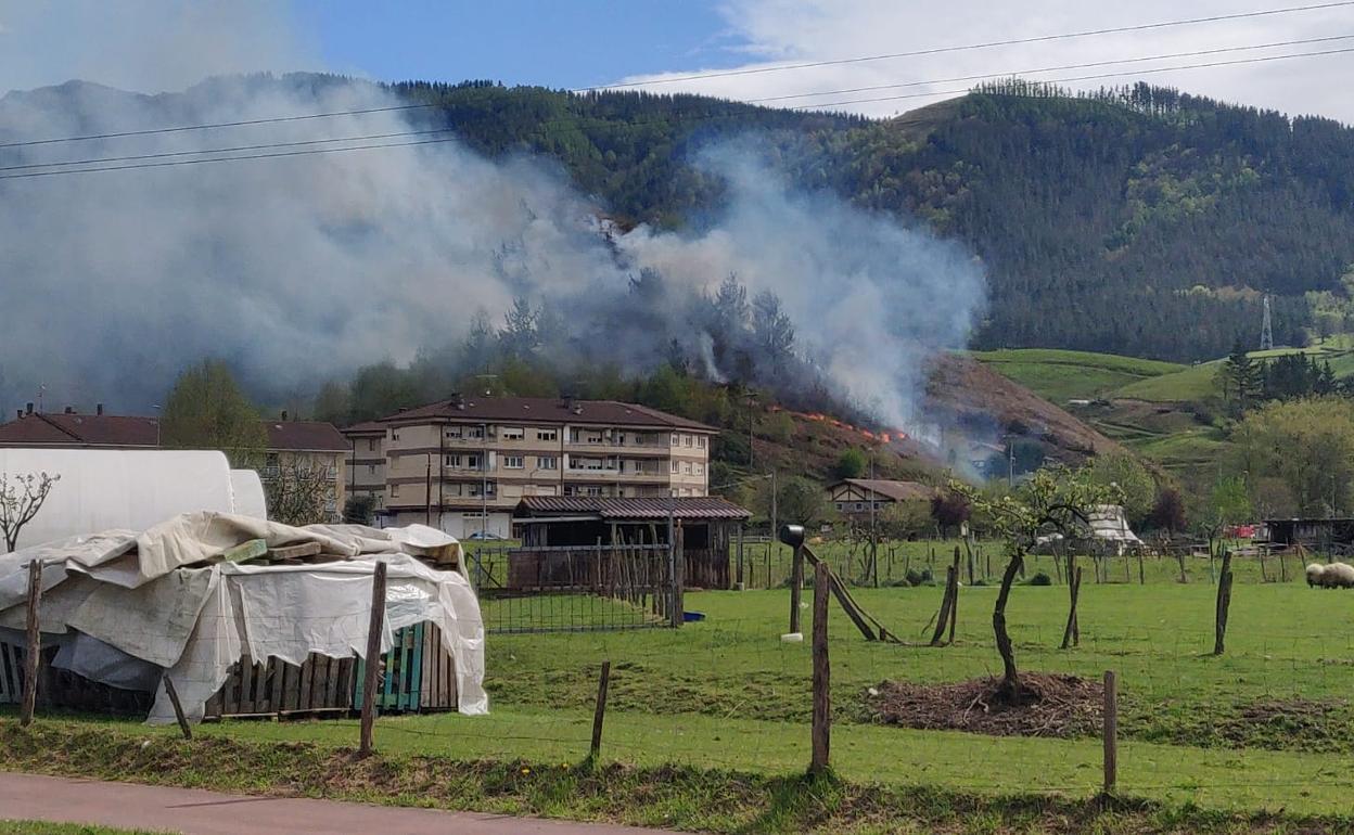 Desalojado un caserío en Etxebarria tras declararse un fuego en una ladera