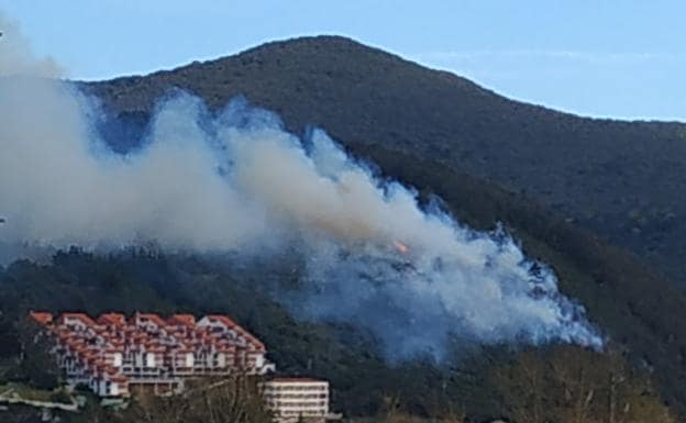 El fuego se ha desatado este mediodía