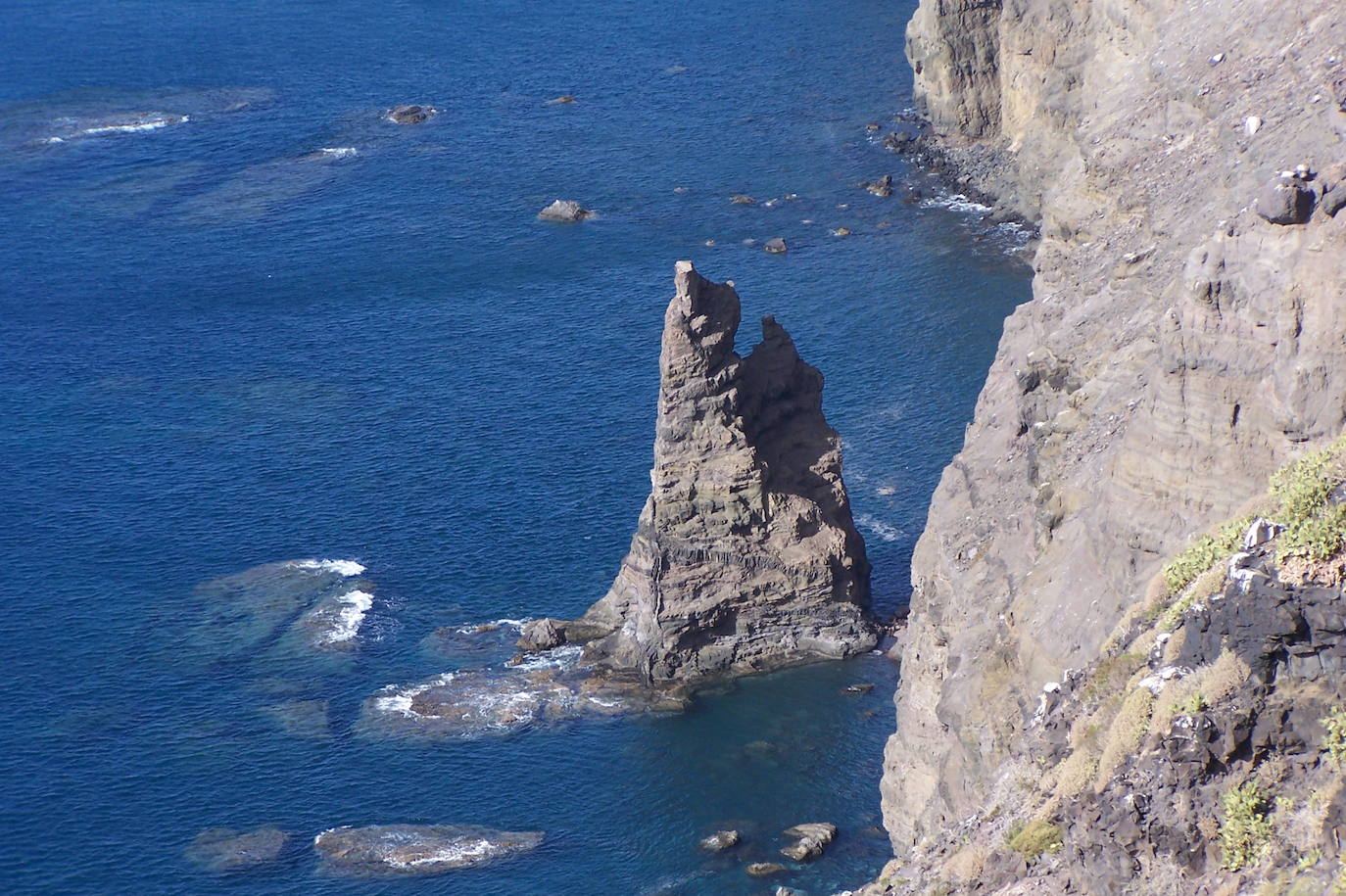 El Dedo de Dios (Canarias) | Esta formación rocosa, ubicada en el pueblo de Agaete y también conocida como Roque Partido, sufrió en 2005 la erosión de la naturaleza con la tormenta Delta, que partió en dos la estructura. Con el derrumbe perdió la particular forma que le valió su curioso nombre. 