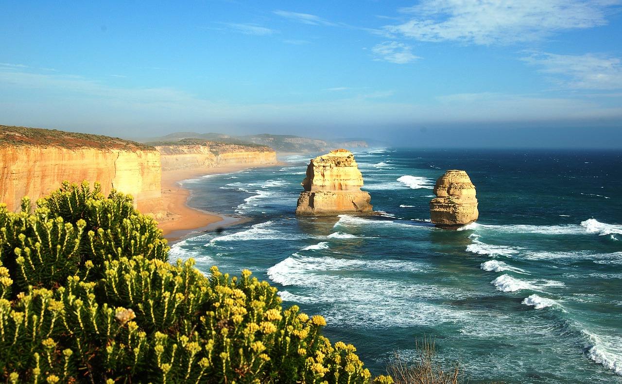 Los Doce Apóstoles (Great Ocean Road, Australia) | A pesar de su nombre, nunca fueron doce. Estas torres de piedra caliza superaban los 40 metros de altura y en principio eran nueve, hasta que una de ellas cayó al mar en 2005, partida por la fuerza del temporal. Aunque ya no pueden verse al completo, en 2016 un grupo de científicos descubrió otro conjunto de cinco más de estas formaciones bajo el mar, que pasaron a llamarse los Apóstoles Ahogados.