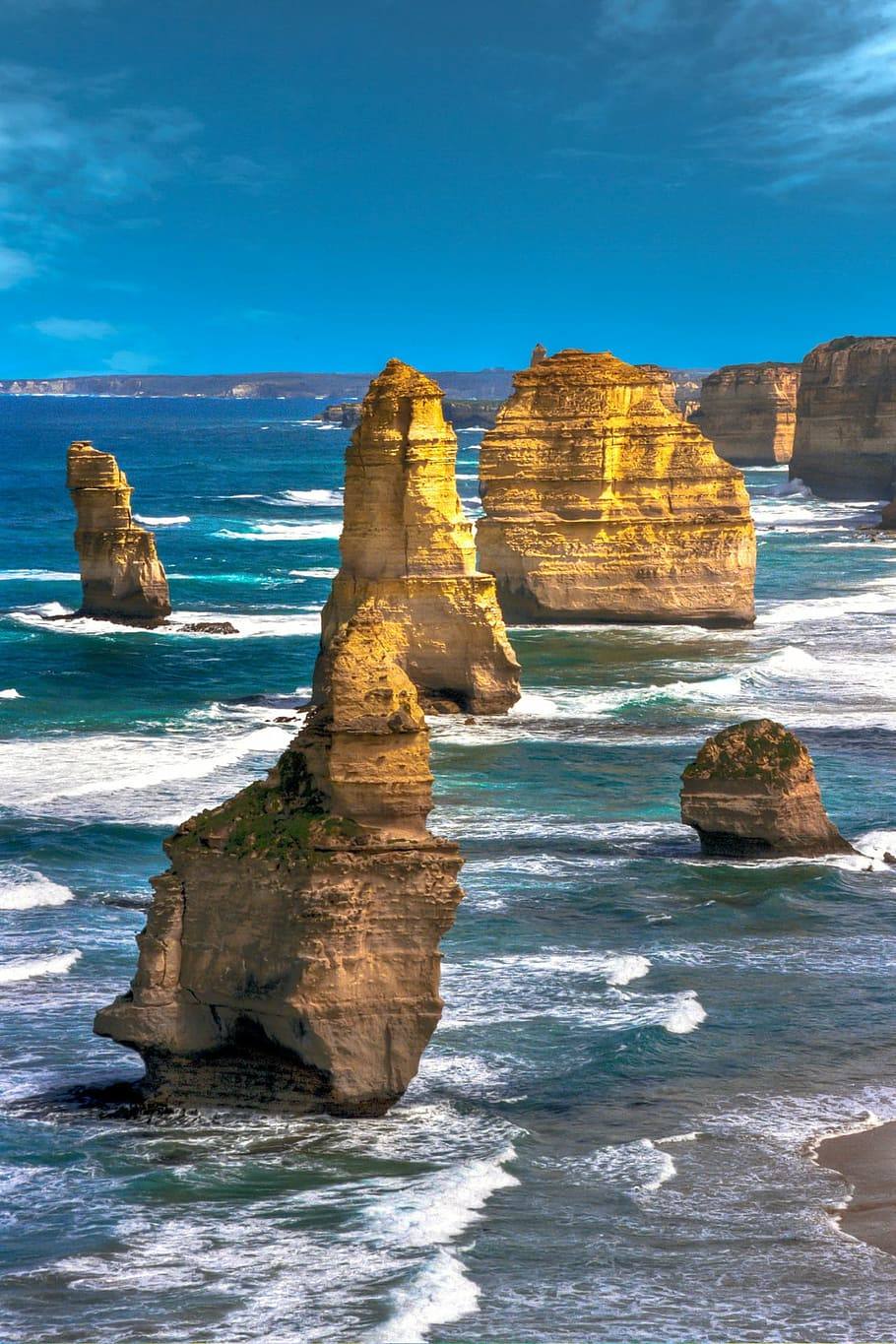 Los Doce Apóstoles (Great Ocean Road, Australia) | A pesar de su nombre, nunca fueron doce. Estas torres de piedra caliza superaban los 40 metros de altura y en principio eran nueve, hasta que una de ellas cayó al mar en 2005, partida por la fuerza del temporal. Aunque ya no pueden verse al completo, en 2016 un grupo de científicos descubrió otro conjunto de cinco más de estas formaciones bajo el mar, que pasaron a llamarse los Apóstoles Ahogados.