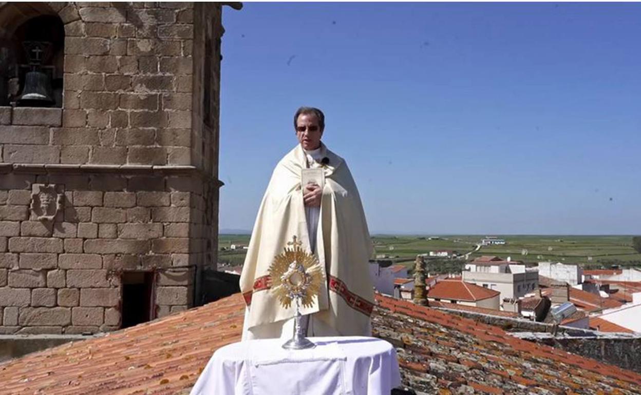 El sacerdote, encima de la iglesia. 