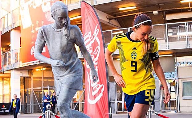 Asllani tiene un campo de fútbol dedicado a ella en Vimmerby, la ciudad donde empezó su carrera. 
