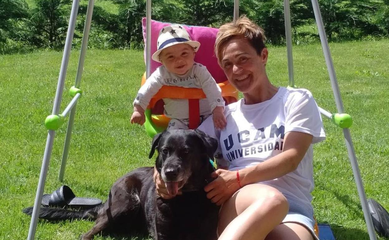 El pequeño Javier, hace algunos meses, disfrutando junto a su madre y su perro. 