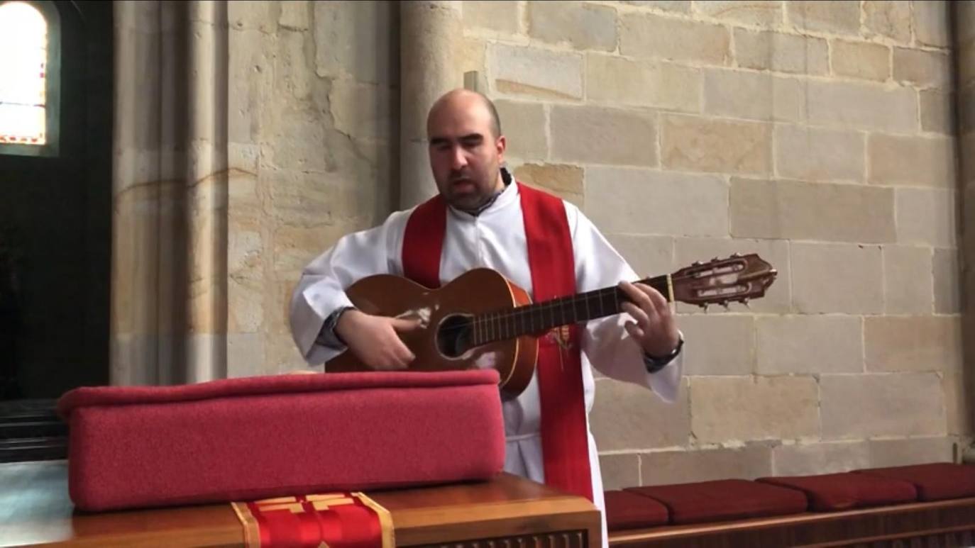 El cura toca la guitarra en la iglesia de San Severino, en Balmaseda.