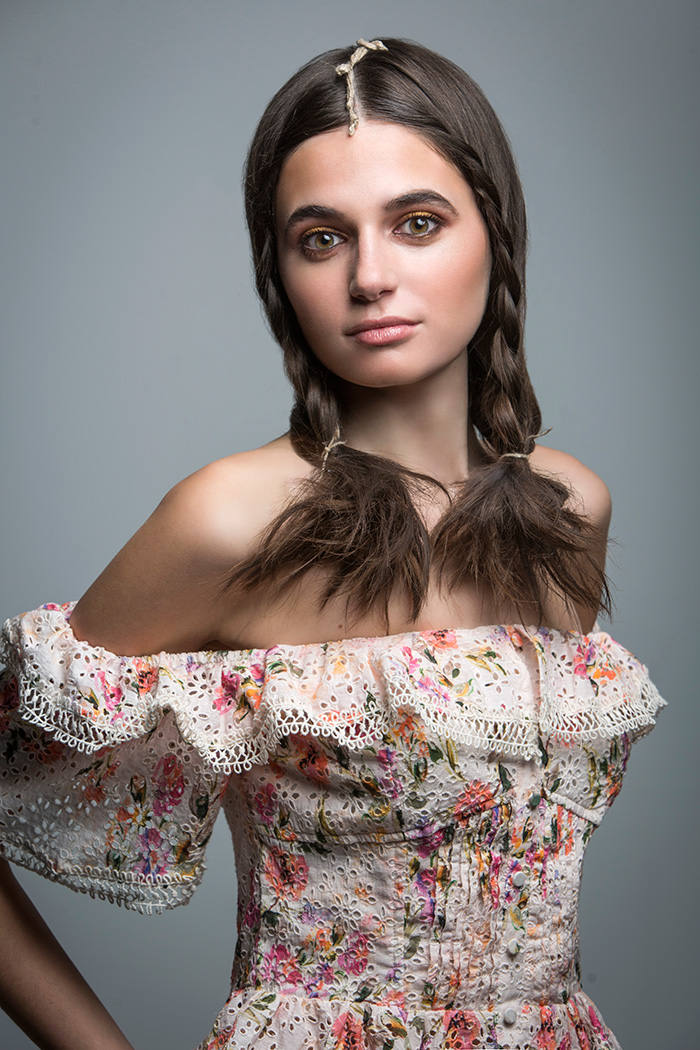 Melena castaña con trenzas con un acabado muy natural.