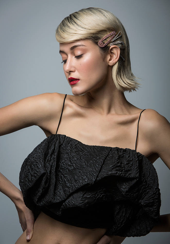 Melena rubia con ondas al mismísimo estilo de los años 20. Una tendencia al alza adornada con clips gigantes cubiertos de brillo y pedrería. 