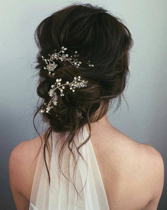 En el universo 'bridal' destacan los peinados naturales, románticos y ligeramente 'vintage', como las coletas y las trenzas bajas, los recogidos sencillos y las ondas naturales para las melenas sueltas.