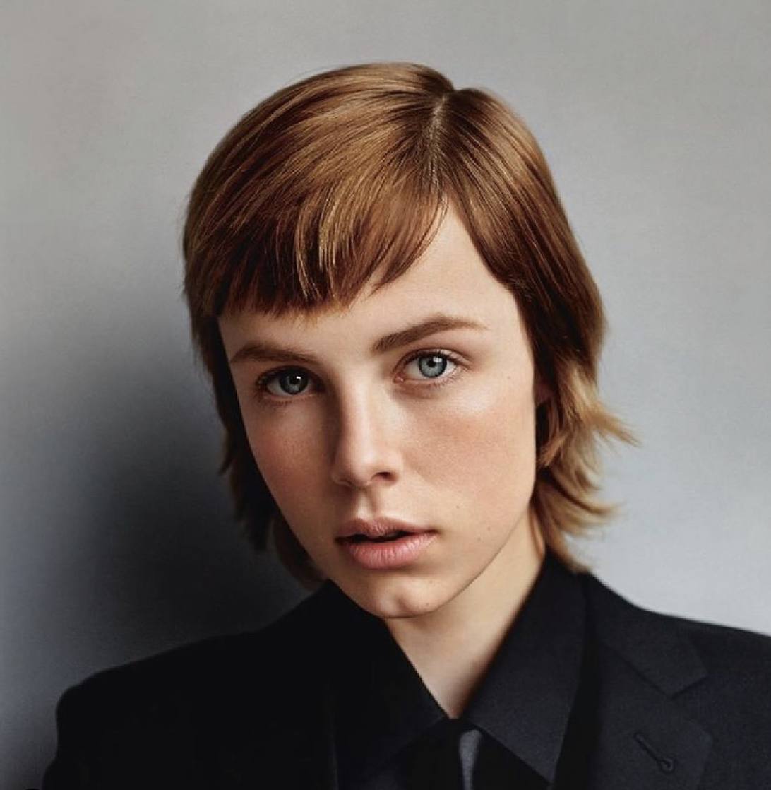 Melena corta cobriza