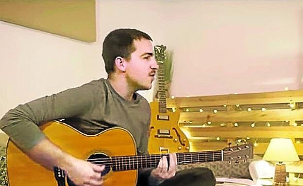 Iñigo Etxezarreta, guitarra acústica Martin en mano, en el nuevo vídeo de 'Logela honetan'.