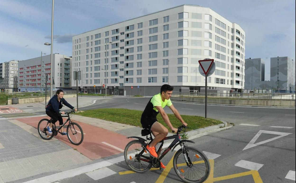 Imagen de un bloque de viviendas del barrio de Salburua.