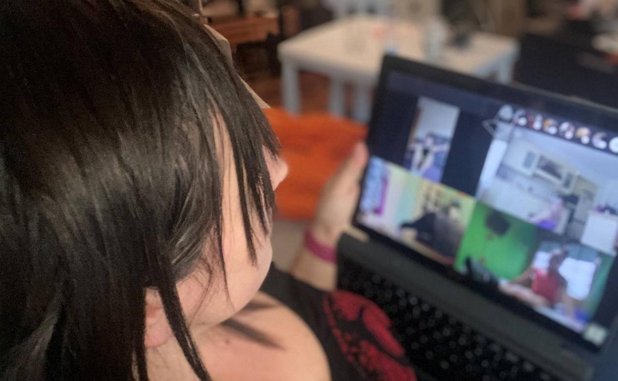 Judith Torralba controla desde su ordenador el entrenamiento de las gimnastas. 