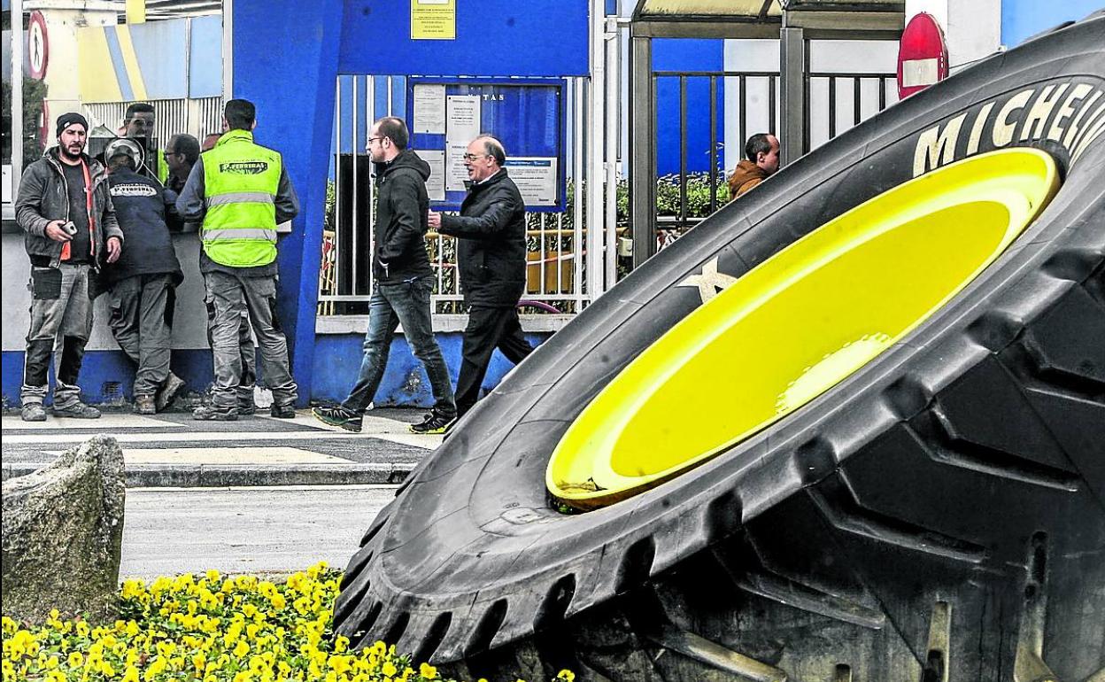 Accesos a la planta de Michelin en Vitoria.