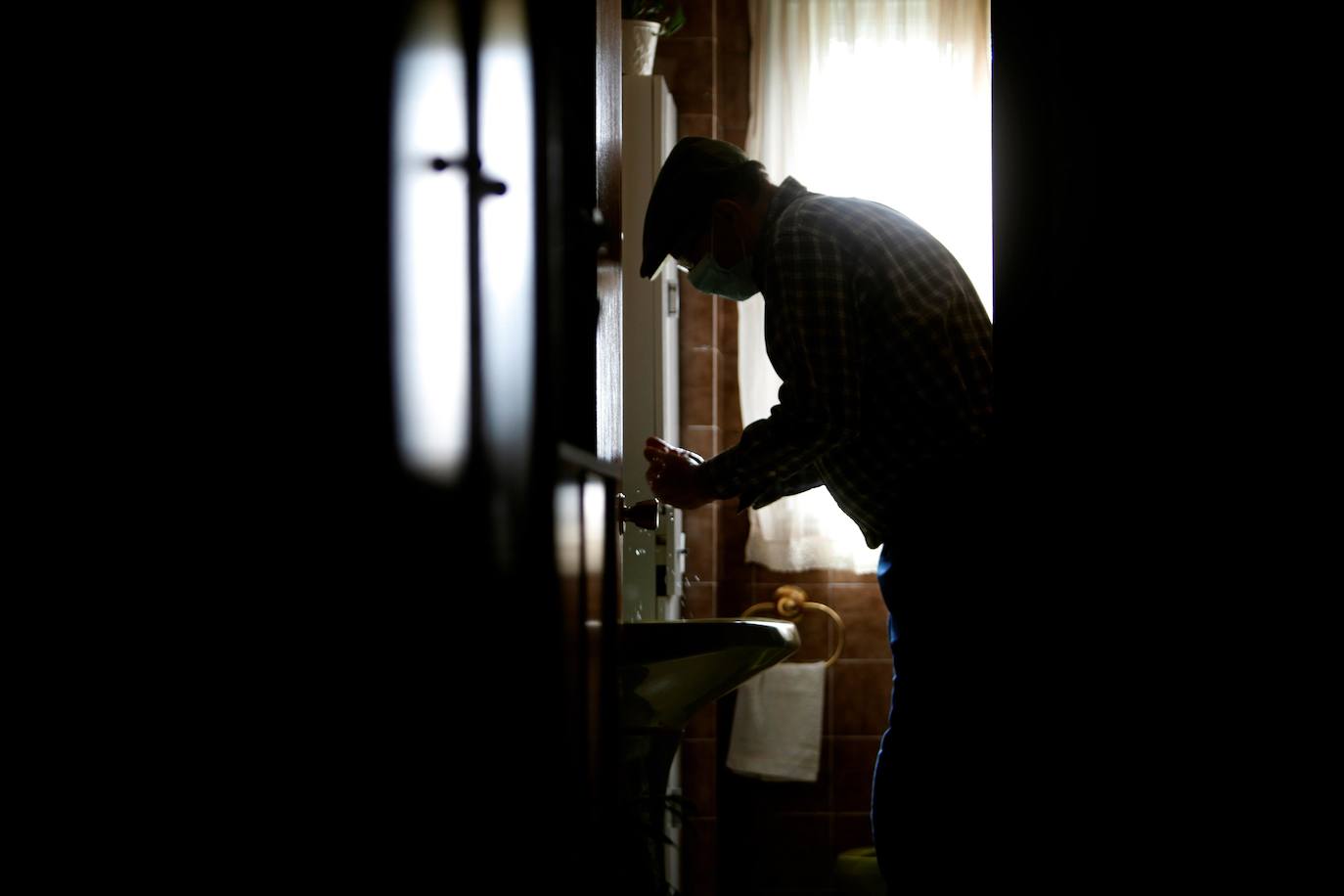 Dos teléfonos que pueden marcar las personas mayores que vivan solas y necesiten ayuda o compañía en Vitoria