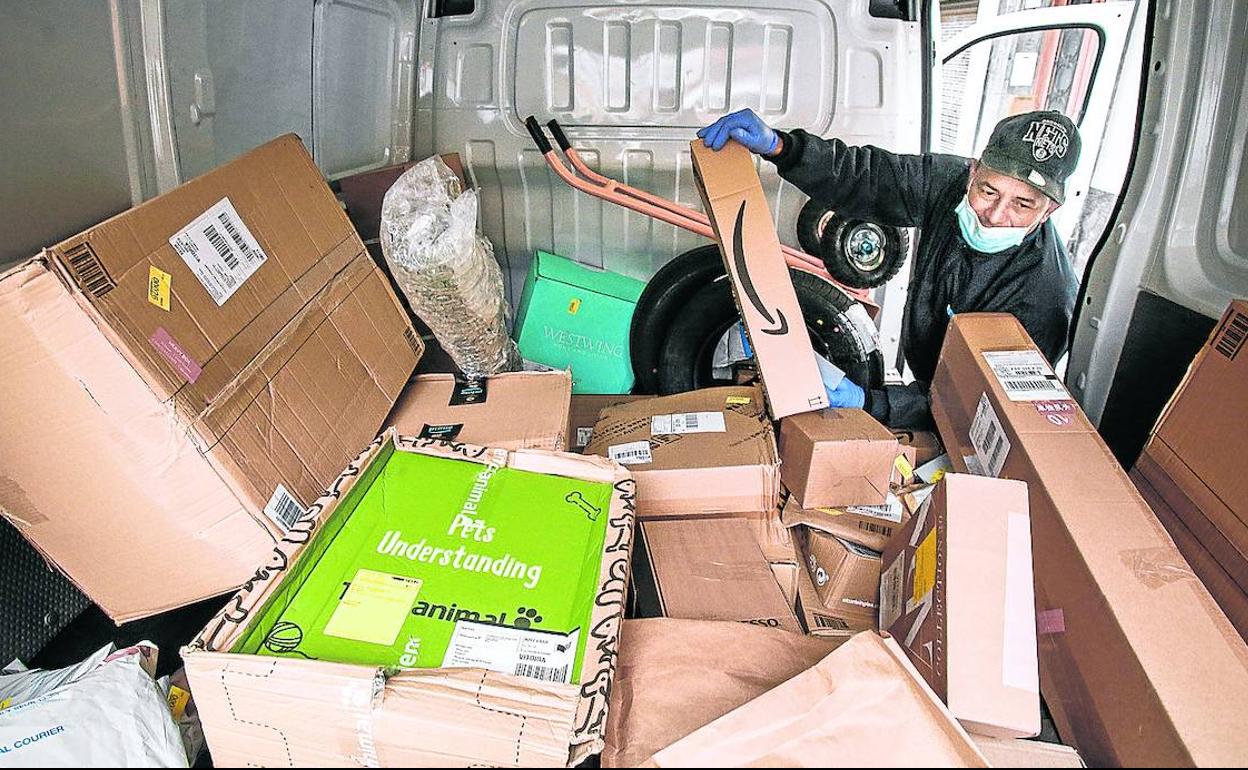 Hay quien trata de pasar el día comprando chorradas por Internet, para hartazgo de los repartidores. 