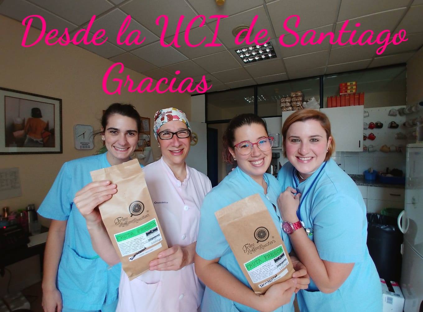 Personal de Osakidetza posa con la donación de 40 kilos de café de Trike Koffee Roasters.