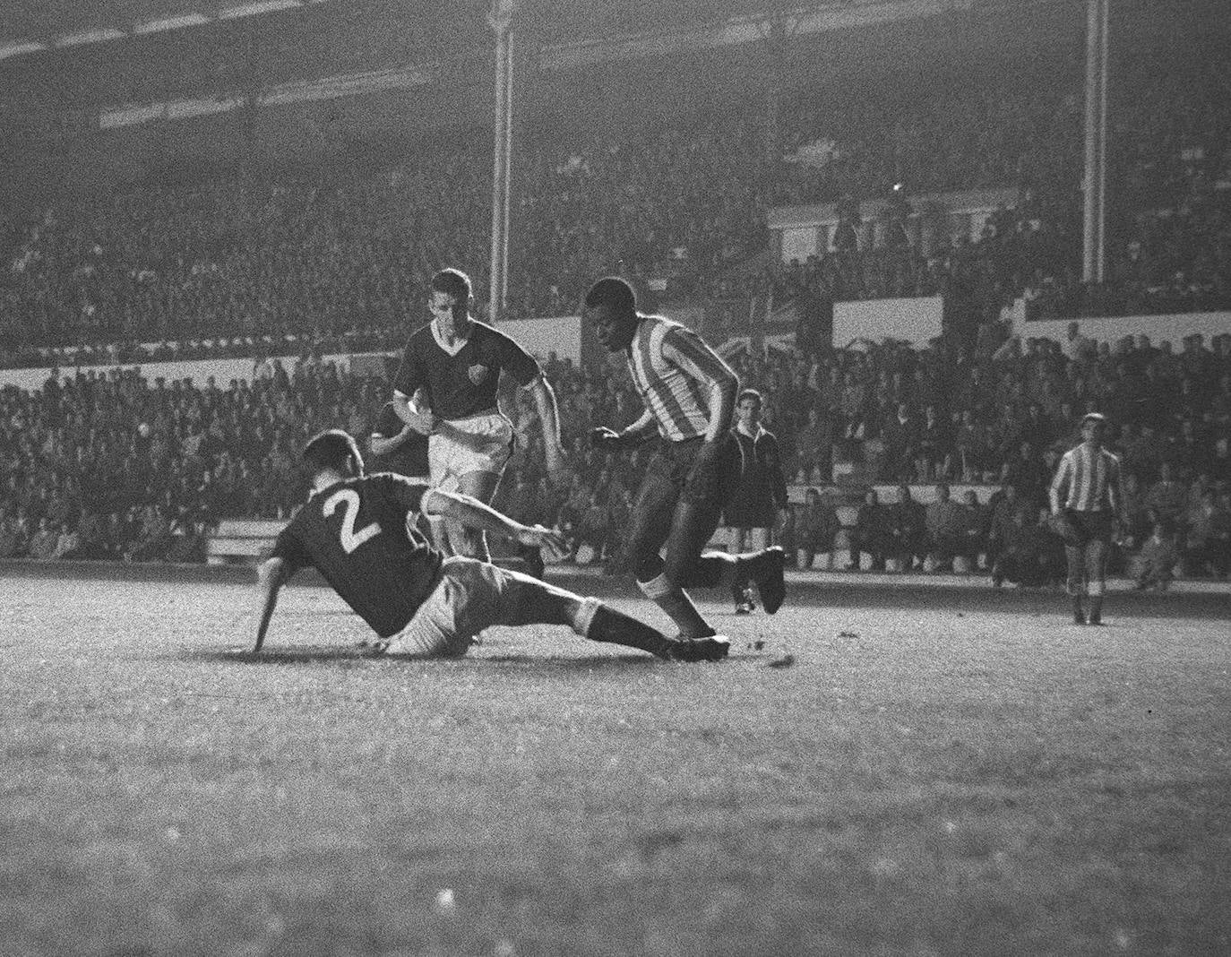 Jones regatea a dos jugadores del Leicester en un partido de la Recopa de 1961.