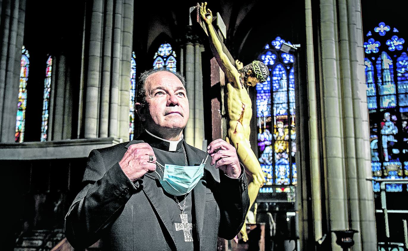 Juan Carlos Elizalde se retira la mascarilla al pasar junto al Cristo del altar mayor de la Catedral de María Inmaculada.