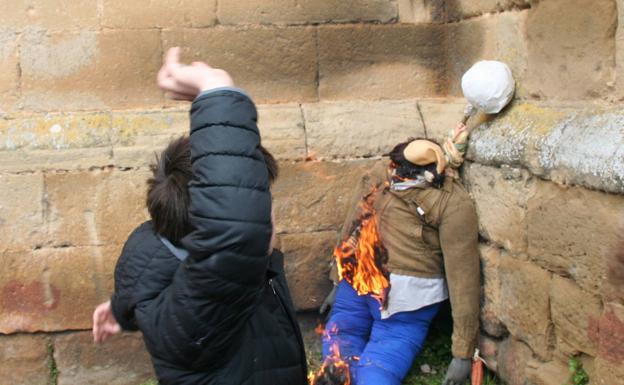 La quema de Judas en Samaniego se celebra el Domingo de Resurrección. 