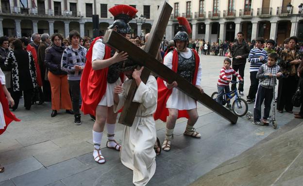 El Vía Crucis viviente del Jueves Santo es una de las citas obligadas de la Semana Santa llodiana. 