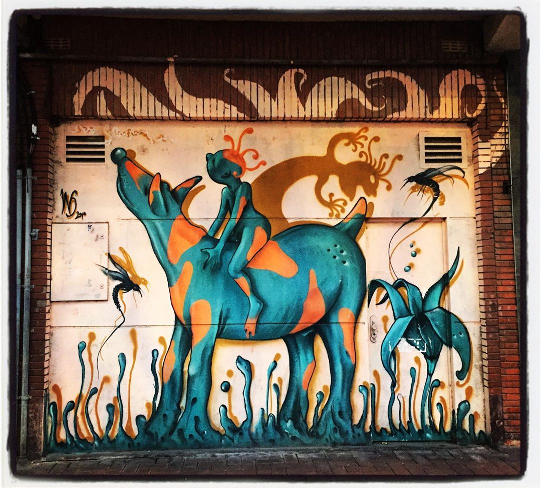 En una fachada ubicada en la calle Reyes de Navarra, en Zaramaga, se pintó hace años este curioso y mágico mural.