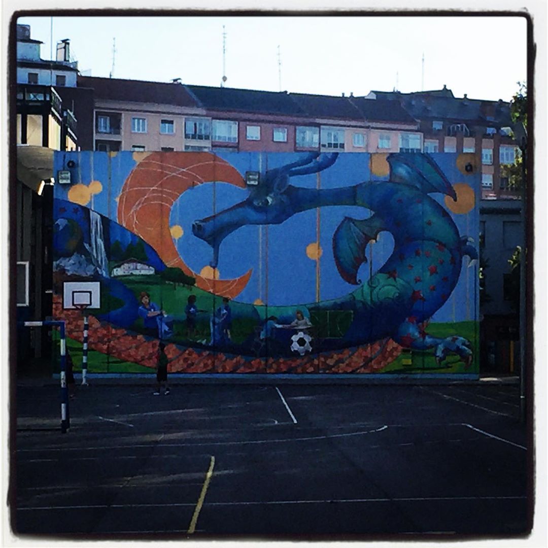 La ikastola Odón de Apraiz, situada junto al centro cívico Iparralde de Zaramaga, luce un espectacular dragón que comparte espacio con los alumnos que practican deportes en el patio.