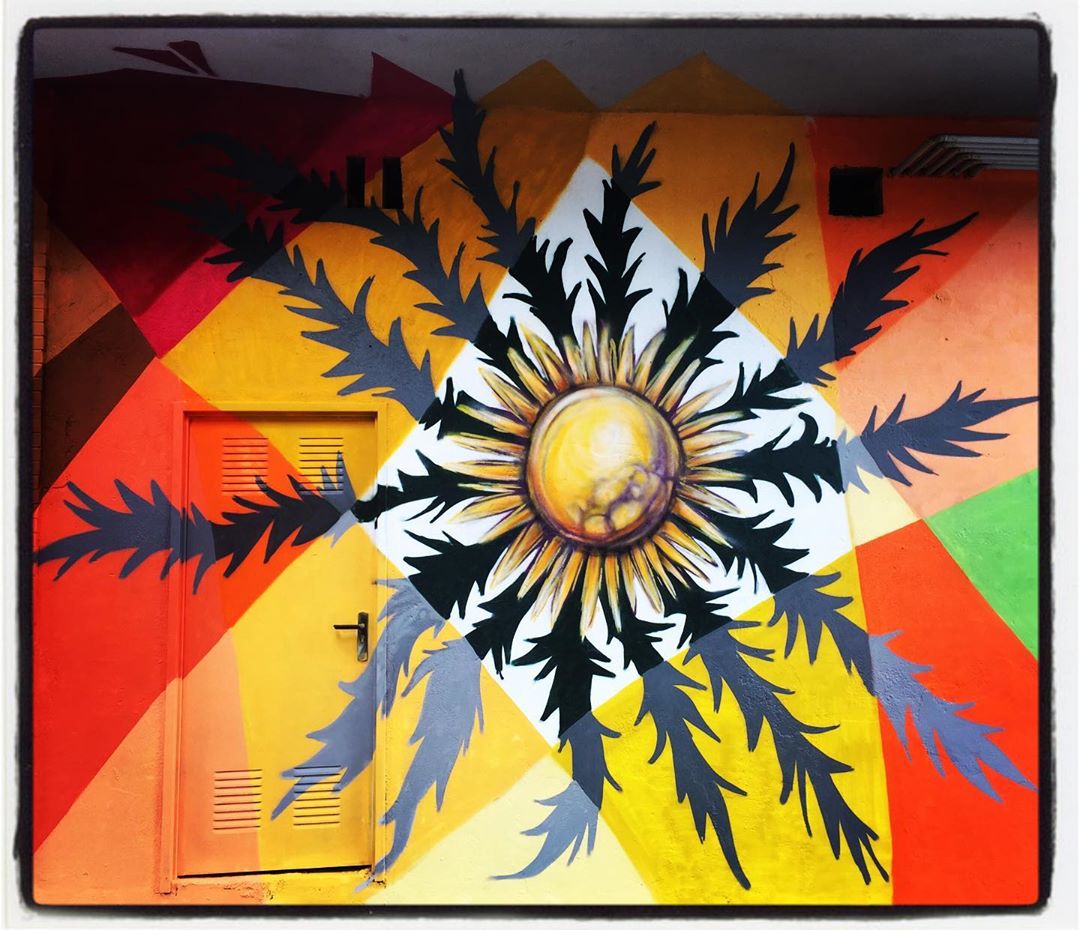 Abetxuko recuperó hace años los Mikelines, una romería que ahora supone un momento de reivindicación de este barrio vitoriano. Entre las acciones realizadas en 2019, destaca este colorista mural localizado en la calle La Ribera, que llegó de la mano de Villota ‘Arima 01013’. Las flores y los animales, como este peculiar eguzkilore, destacan en el conjunto.