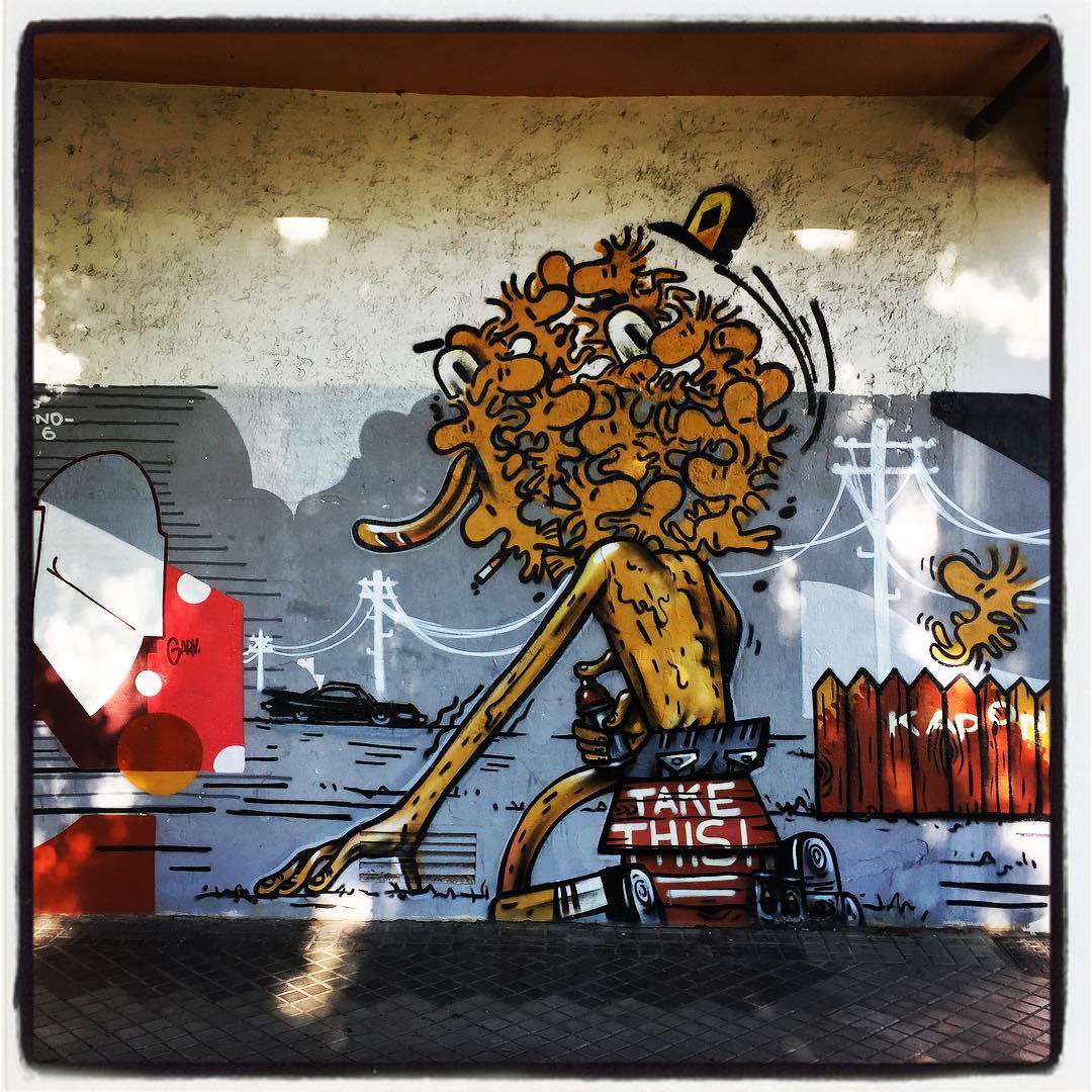 Woodstock, el pájaro amarillo conocido por ser el mejor amigo de Snoopy, está muy presente en esta creación de Kapone y Take This! que se puede disfrutar en el barrio vitoriano de Zaramaga.