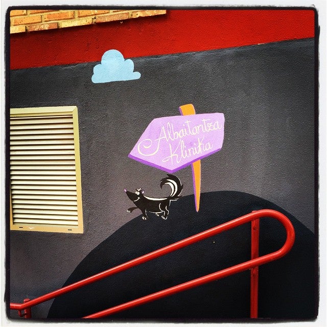 Los animales no podían faltar en la fachada de esta clínica veterinaria situada en la calle Jacinto Benavente, en el barrio de Santa Lucía.