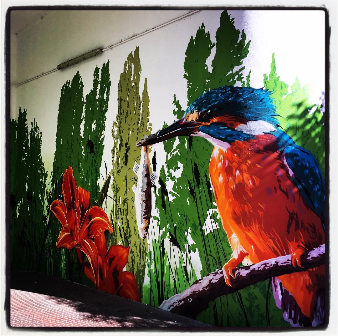 La naturaleza está muy presente en diversos garajes pintados del barrio vitoriano de San Martín. Este mural, realizado por Eva Mena, es todo un muestrario de fauna y flora de la 'Green Capital'.