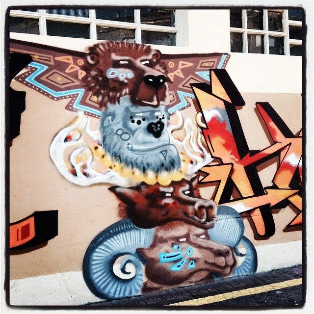 Esta suerte de emblema tallado o tótem está integrado por cuatro cabezas de distintos animales.