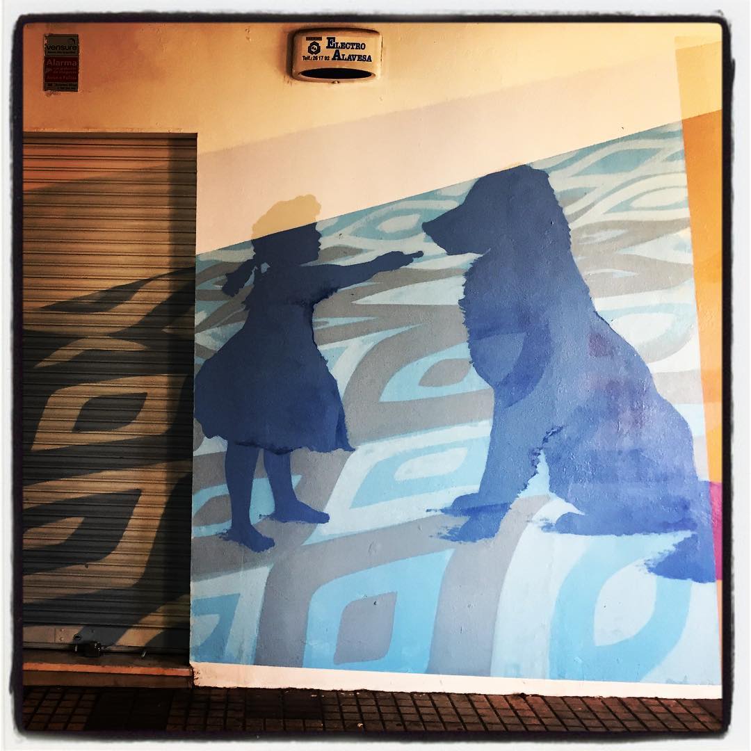 La amistad entre un perro y una niña queda patente en este fragmento de un mural realizado en uno de los pasajes que conectan la avenida Santiago con la plaza Simón Bolívar.