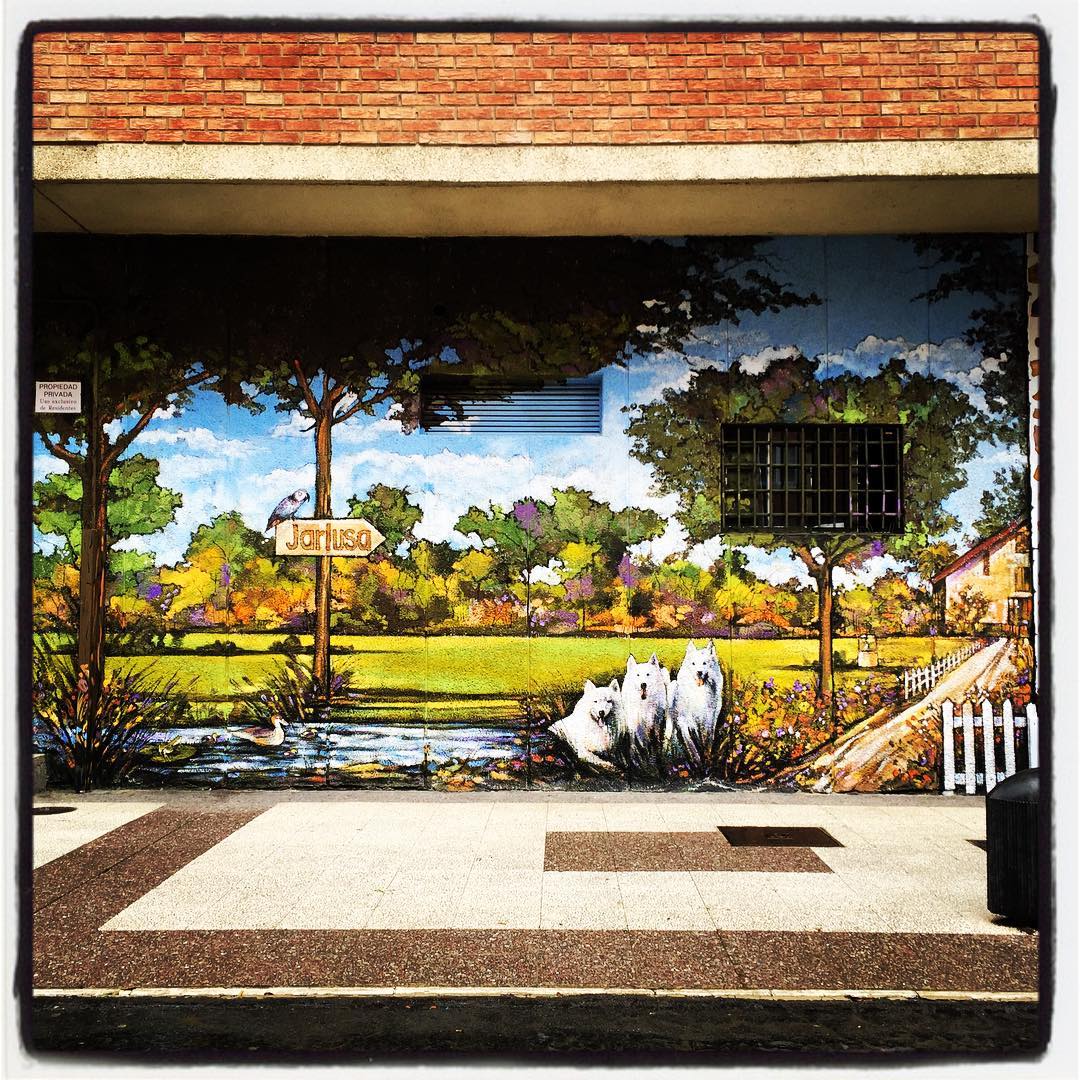 Este negocio especializado en mascotas está situado en la calle Voluntaria Entrega, en el barrio vitoriano de Lakua-Arriaga. Su fachada, todo un espectáculo para las pupilas, nos adentra en un paisaje pintoresco, donde no faltan canes, felinos y algún que otro pato. Lleva el inconfundible sello de Pakiyo.