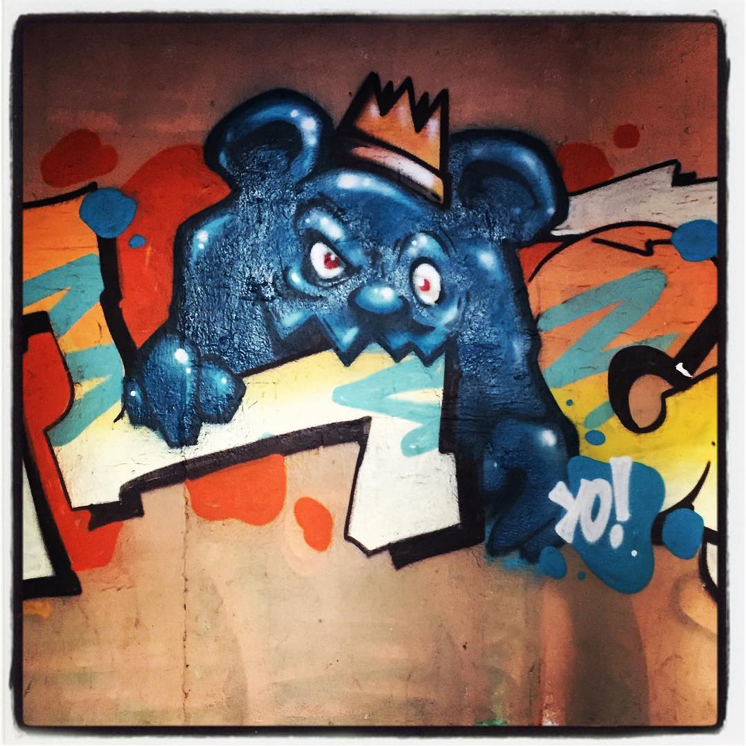 Esta extraña criatura azulona se asoma por una pared del barrio vitoriano de Aranbizkarra.