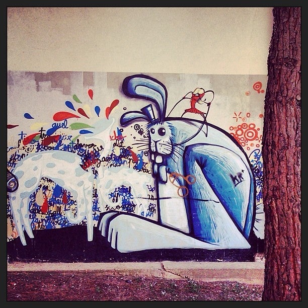 Las paredes del polideportivo situado en el patio del colegio Ángel Ganivet, en Santa Lucía, están llenas de grafitis. Y, en muchos casos, los protagonistas son animales, como ocurre con este gigantesco conejo que sorprende a quien se lo encuentra.