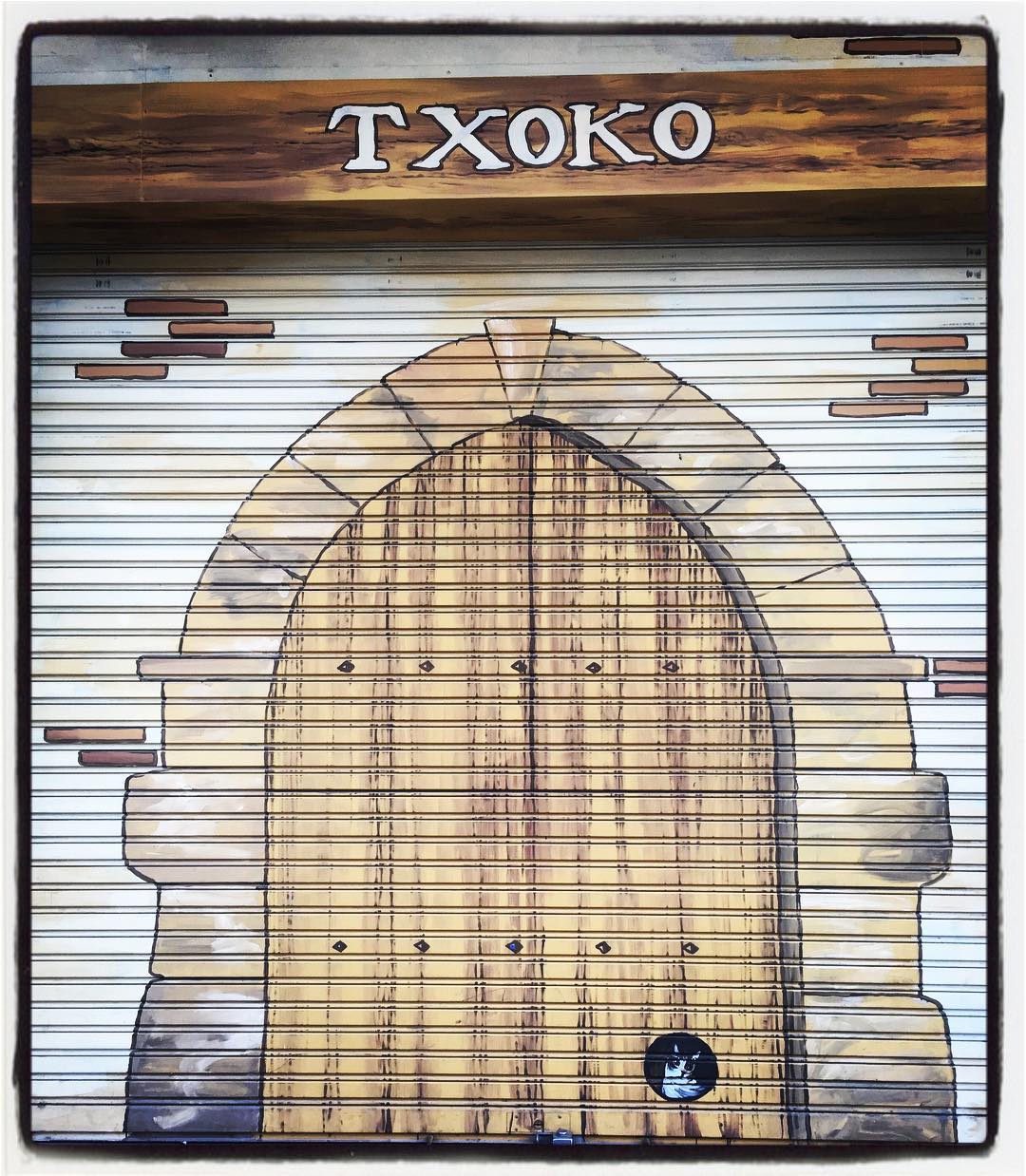 Quizá pasa un tanto desapercibido pero en esta persiana metálica de un bar situado en Judimendi se deja ver un lindo gatito que observa a todo el que pasa por la calle.