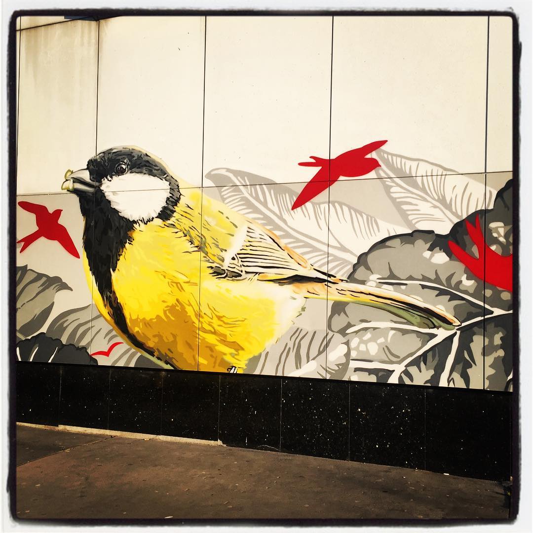 Si hablamos de arte en la calle donde la flora y la fauna sean protagonistas, sin duda, tenemos que hacer referencia al espectacular mural que decora parte de la fachada del centro comercial del barrio de Ariznabarra. Esta alegría para los ojos lleva la firma de la artista Eva Mena. Es toda una muestra de biodiversidad. ¡No se lo pierdan! Es simplemente espectacular.