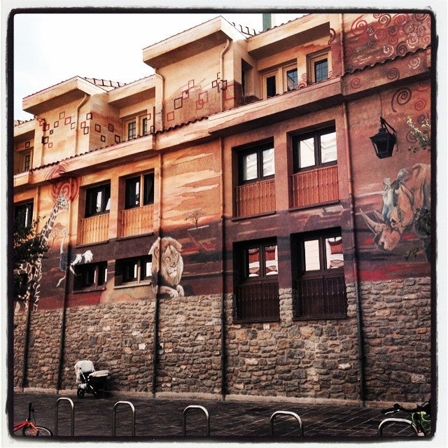 Animales procedentes de diferentes continentes simbolizan la diversidad y multiculturalidad presentes en el Casco Medieval de la capital alavesa. Este mural que forma parte de 'La ciudad pintada', realizado en 2008, se plasmó sobre las cuatro fachadas (ventanas, puertas, chimeneas, tubos, etcétera...) de la escuela infantil Haurtzaro. Se localiza en el cantón de Santa María, s/n. Para no perderse ni un detalle, hay que observarlo desde el cantón de Santa María y las calles San Vicente de Paúl y Bueno Monreal.