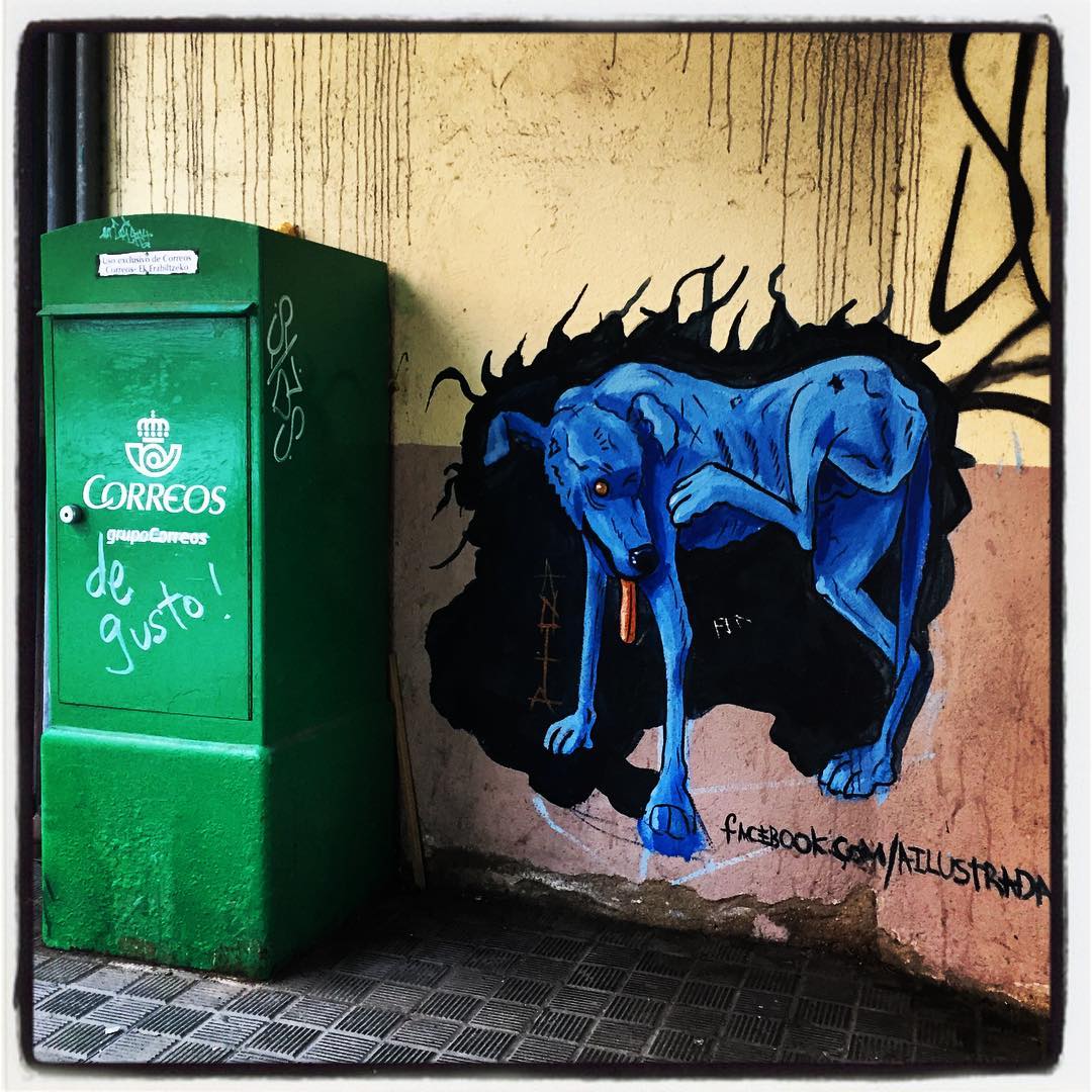 ¡Cuidado con el perro! Sí, eso es lo que se puede llegar a pensar cuando uno se introduce en este pasaje, situado en Portal de Legutiano, y se sorprende con este feroz can que se abre hueco en la pared.