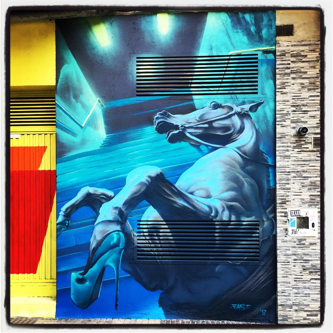 El caballo es un animal muy estético, que da mucho juego a los artistas. Este deslumbrante ejemplar se localiza en una fachada situada en la plaza Simón Bolívar. El autor ha sustituido los tradicionales cascos por unos llamativos zapatos de tacón.