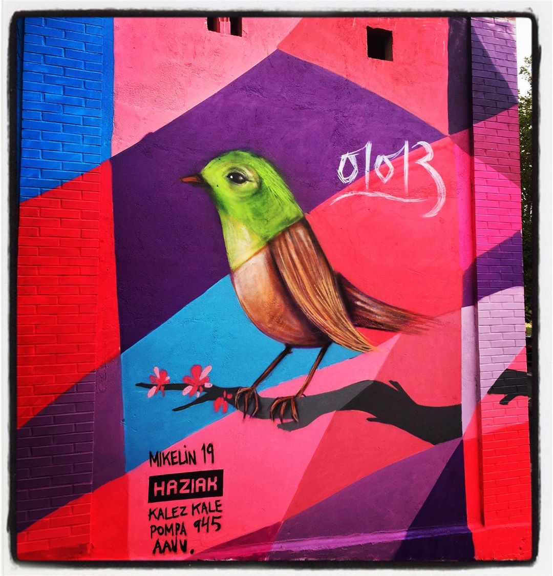 Abetxuko recuperó hace años los Mikelines, una romería que ahora supone un momento de reivindicación de este barrio vitoriano. Entre las acciones realizadas en 2019, destaca este colorista mural localizado en la calle La Ribera, que llegó de la mano de Villota ‘Arima 01013’. Las flores y los animales, como este pájaro que posa sobre una rama, destacan en el conjunto.